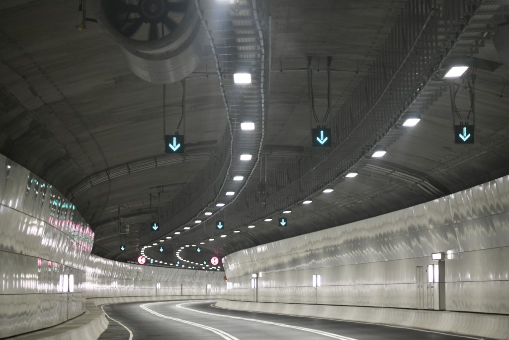 中九龍繞道(油麻地段)貫通連接西九龍的油麻地至東九龍的啟德和九龍灣一帶。 中九龍繞道(油麻地段)貫通連接西九龍的油麻地至東九龍的啟德和九龍灣一帶。