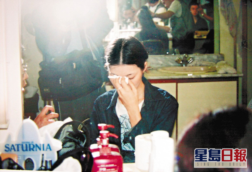 刘锦玲2002年拍剧集《绝世好爸》时，指李子奇企图摸胸。