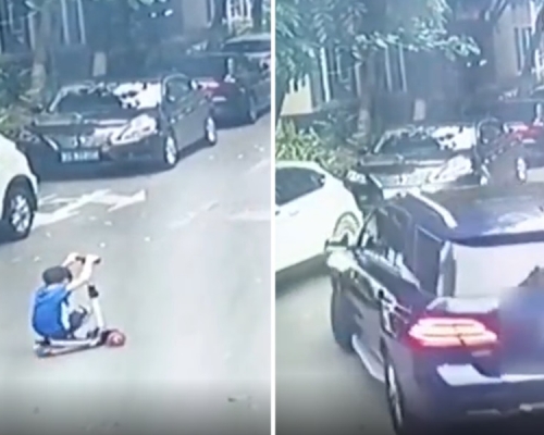 東莞一男童蹲着玩滑板車期間，遭私家車輾斃。影片截圖