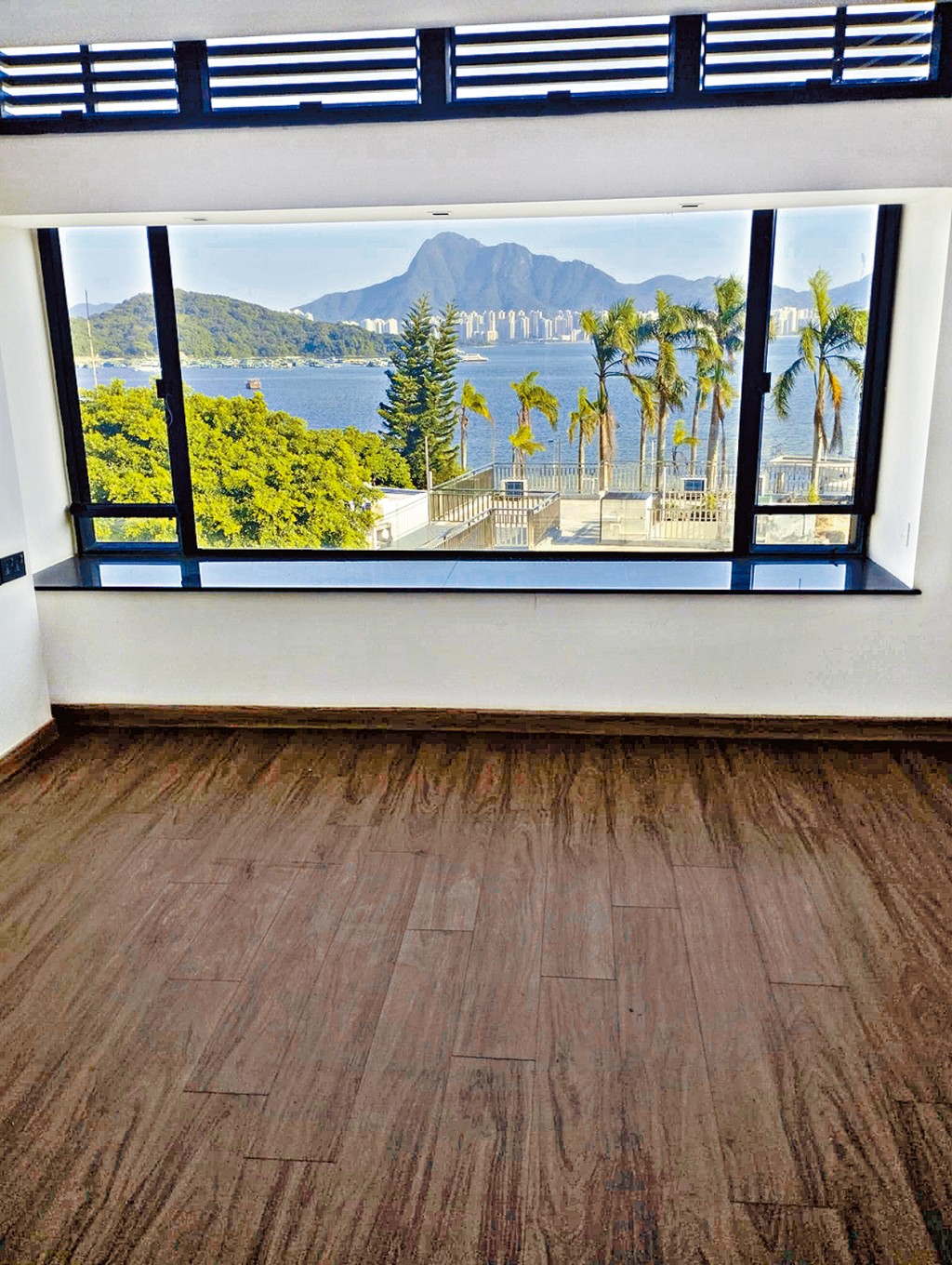 該洋房附連花園、天台及有蓋車庫,外望開揚海景,感覺奢華。