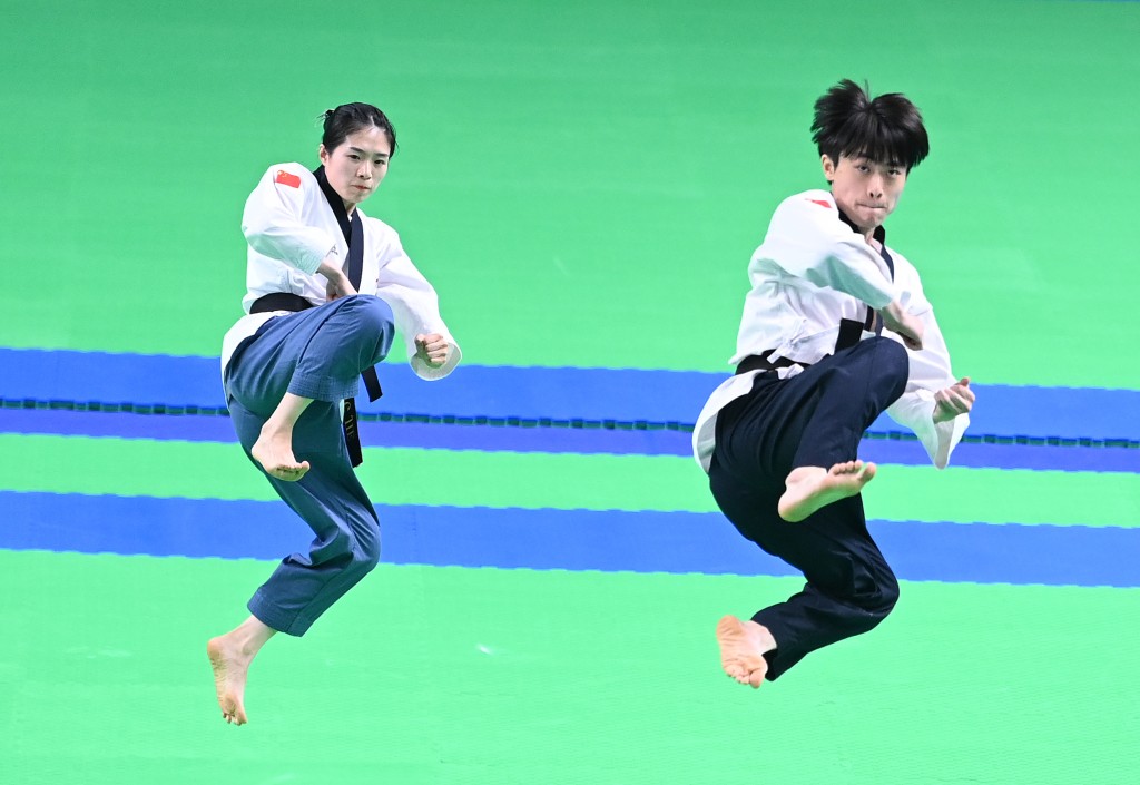 梁婕(左)和混双搭档刘思玥在比赛中，他们取得该项目金牌。