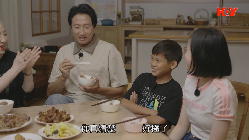 孫仔Ambrose直言做演員賺不到錢,引得嫲嫲盧宛茵和全場大笑。 孫仔Ambrose直言做演員賺不到錢,引得嫲嫲盧宛茵和全場大笑。