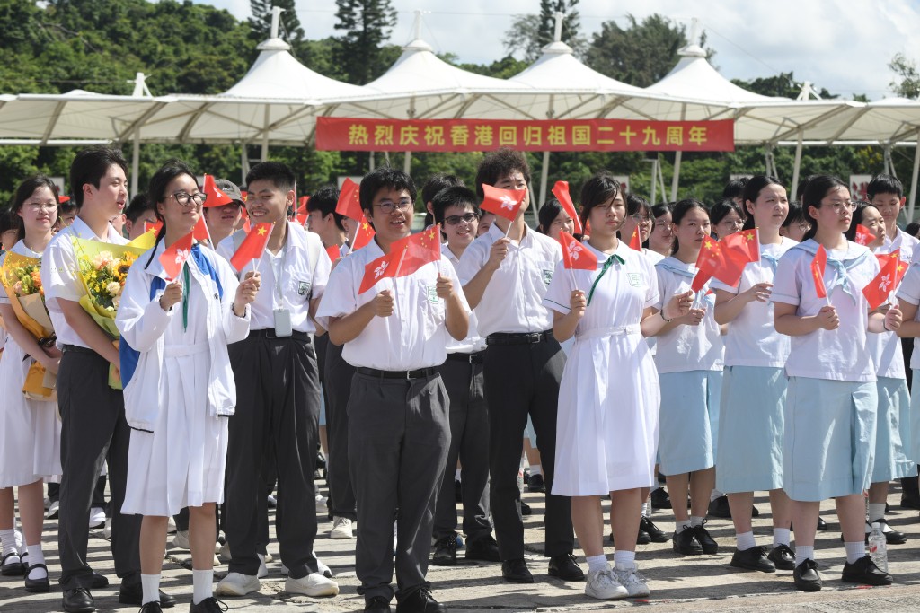 艦隊今日泊岸,受邀請的市民和學生能以歡迎代表身分優先參觀。 艦隊今日泊岸,受邀請的市民和學生能以歡迎代表身分優先參觀。