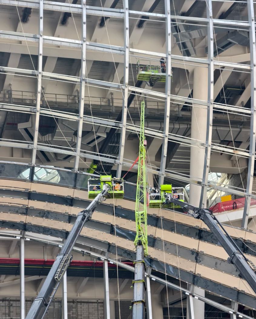 網民在小紅書分享新皇崗口岸大樓，已經在安裝玻璃幕牆。小紅書@豆豆愛抹茶
