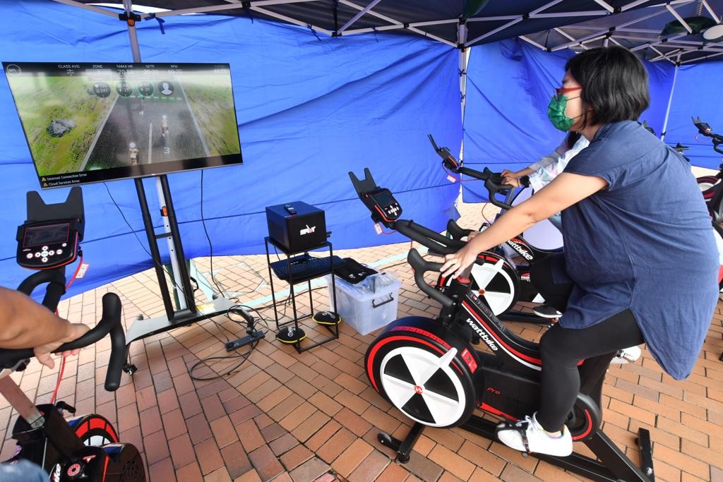 不懂踩單車的市民也可選擇體驗虛擬單車。