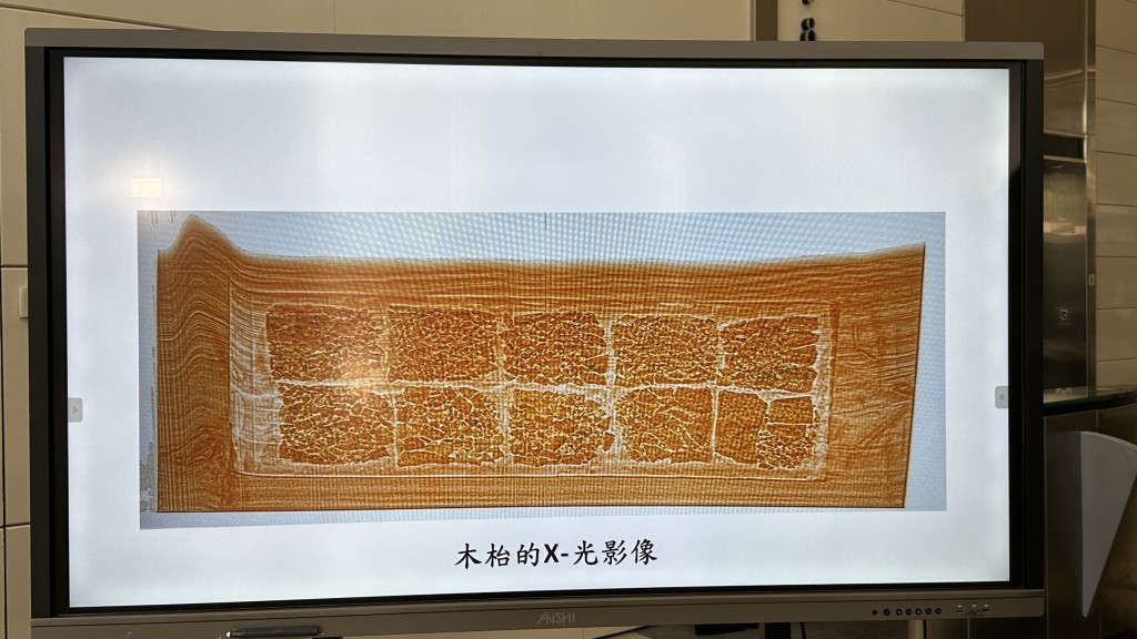 X光影像显示木枱内藏有毒品。刘汉权摄