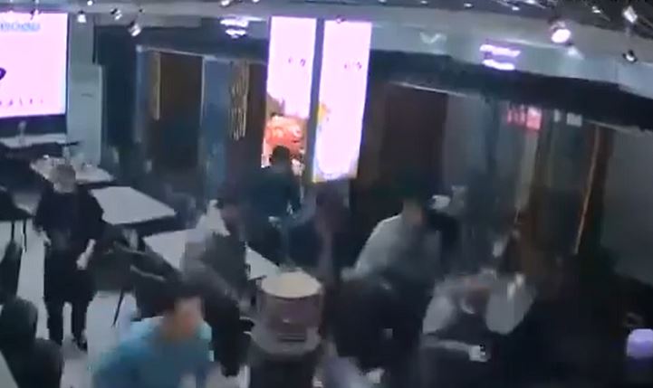 甘肅地震發生時，食客狂奔出店外保命。影片截圖