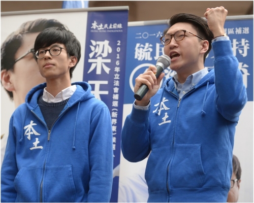 梁天琦(右)接受控方盤問。左為黃台仰。資料圖片