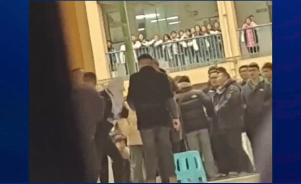重慶男生被鎖喉、推搡、按地，疑因髮型問題遭老師當眾強行剪髮。