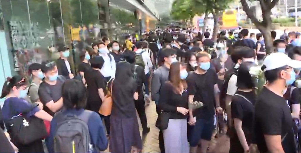 太古廣場外有過百人聚集。NOW截圖