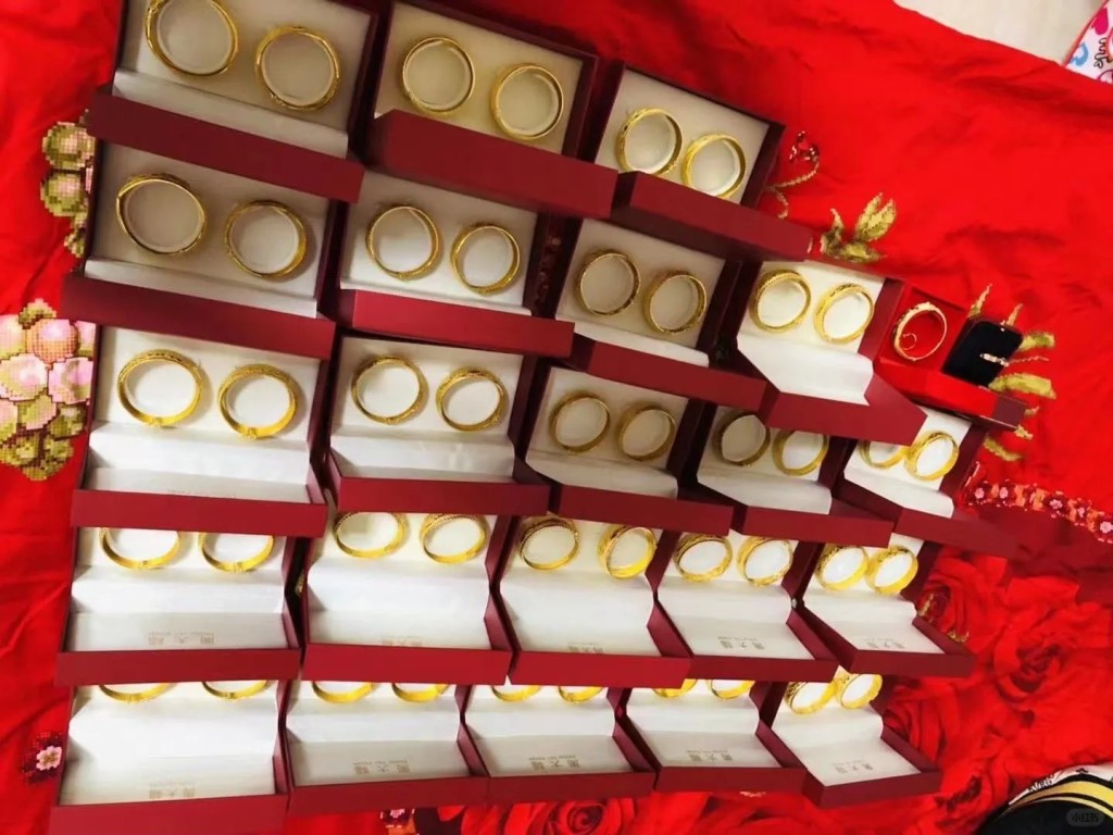 金價不斷破頂下,內地年輕新人流行「租三金」。小紅書@租黃金的小女孩 金價不斷破頂下,內地年輕新人流行「租三金」。小紅書@租黃金的小女孩