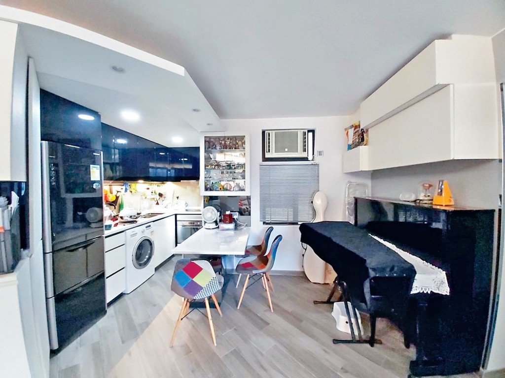 厨房为开放式设计，更显空间感。