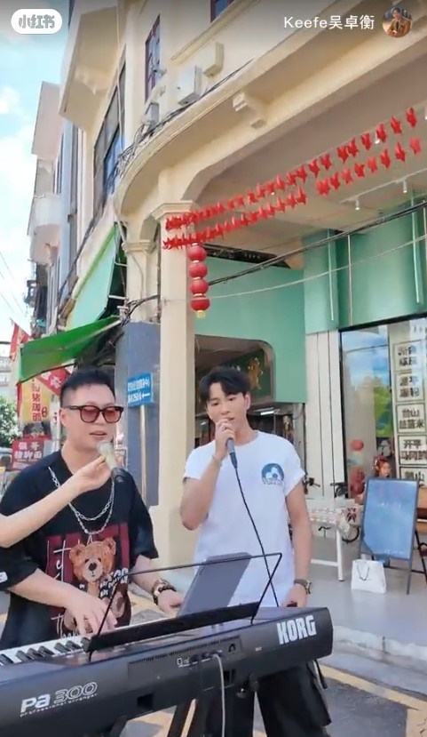 吳卓衡落力演唱。 吳卓衡落力演唱。