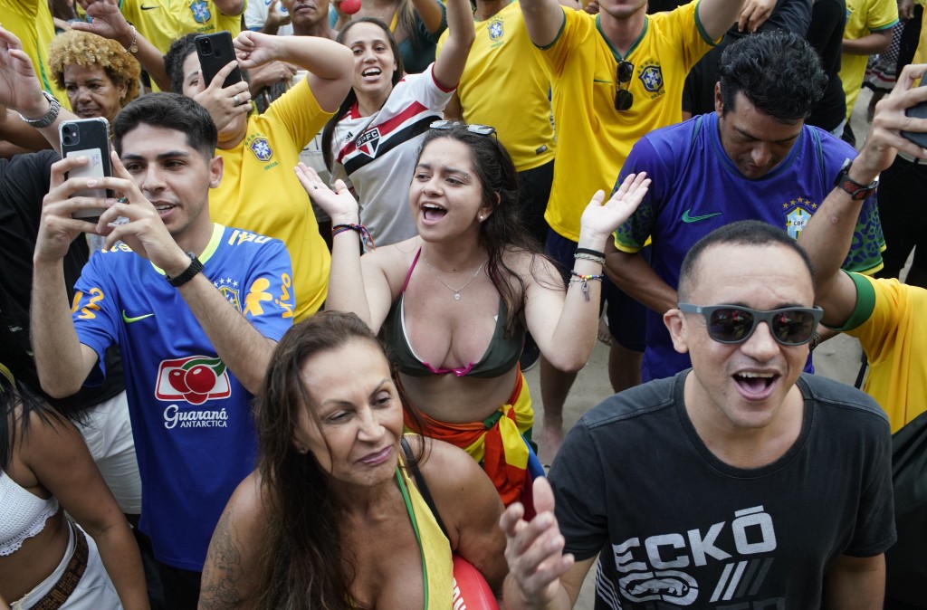 巴西球迷在國內觀戰。 AP