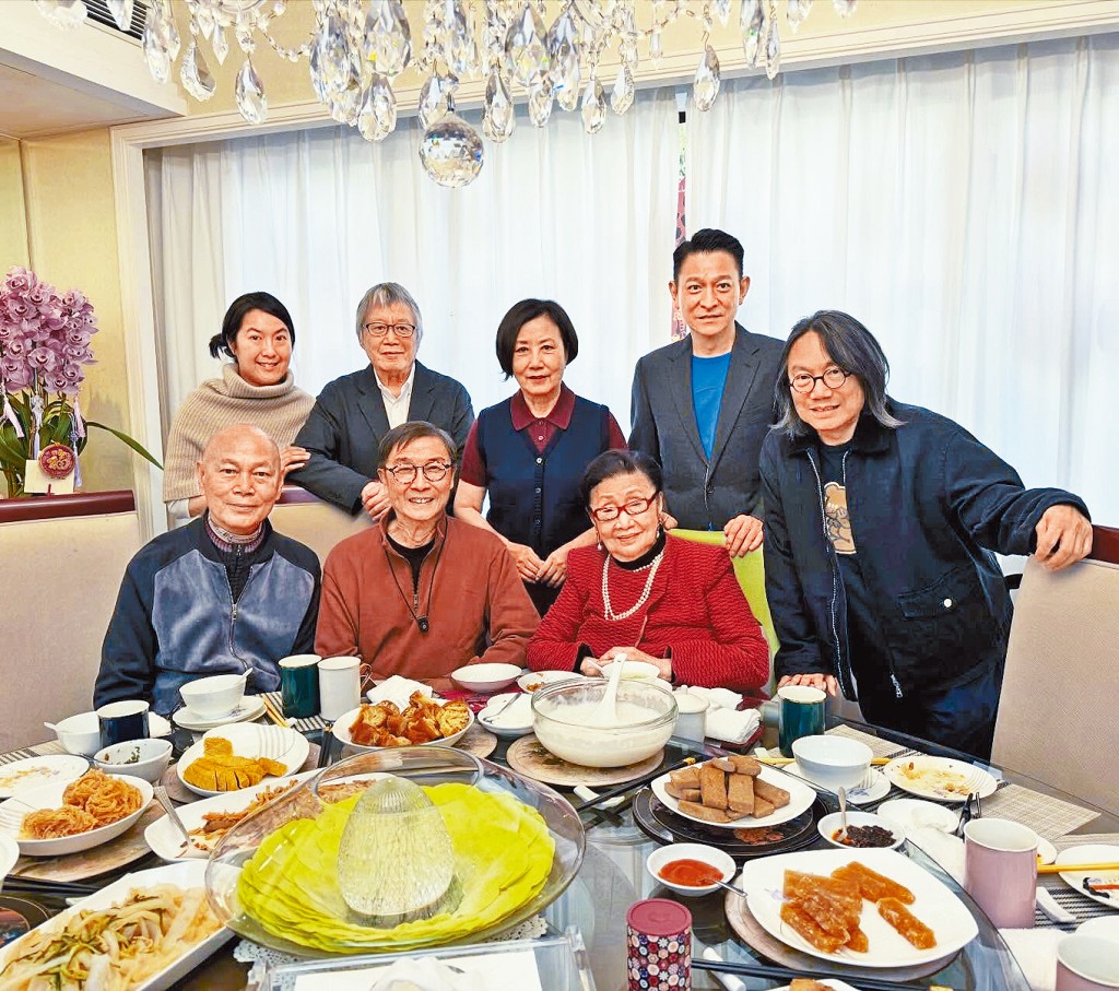 汪阿姐、华仔、刘松仁等向白雪仙拜年。