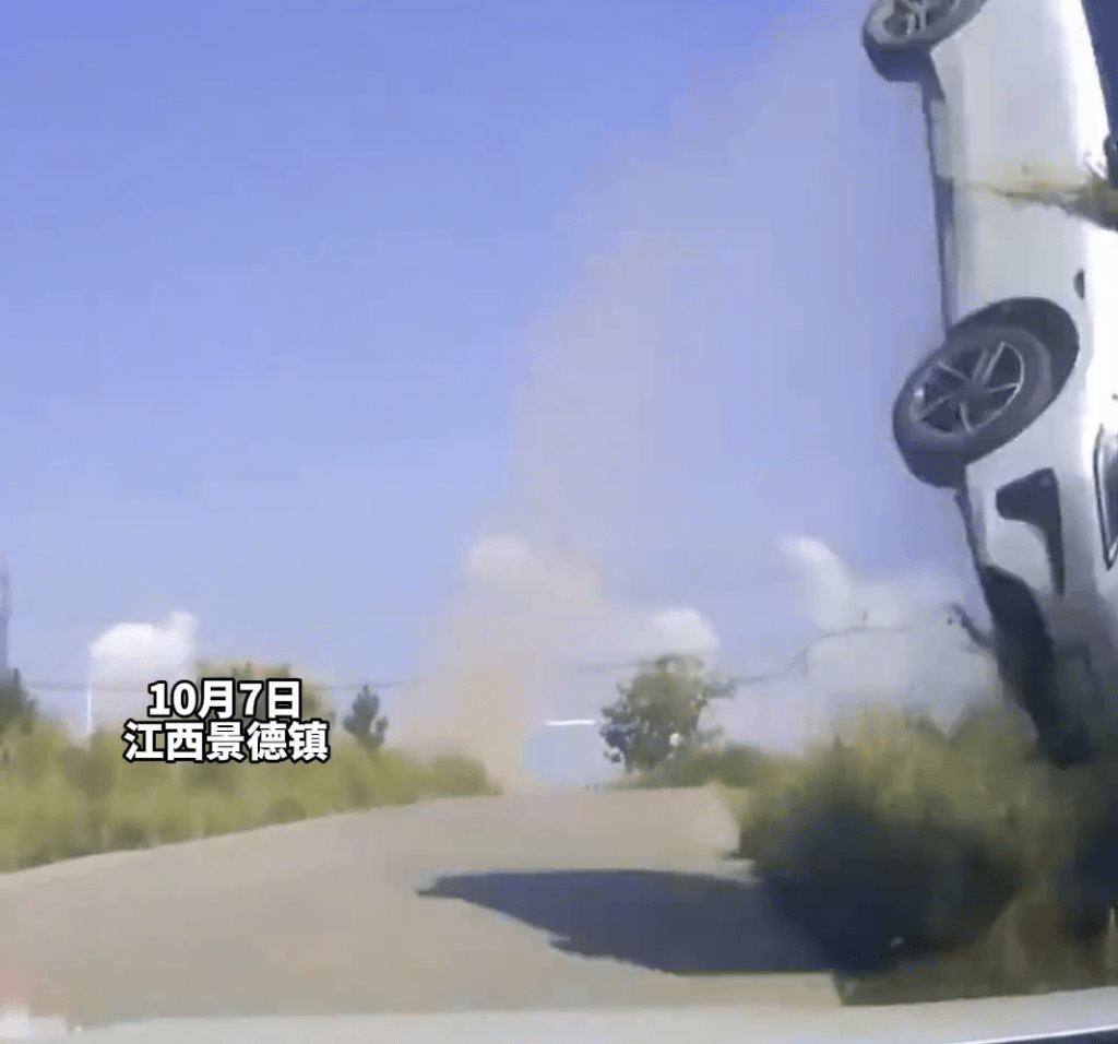 景德鎮汽車凌空飛起。