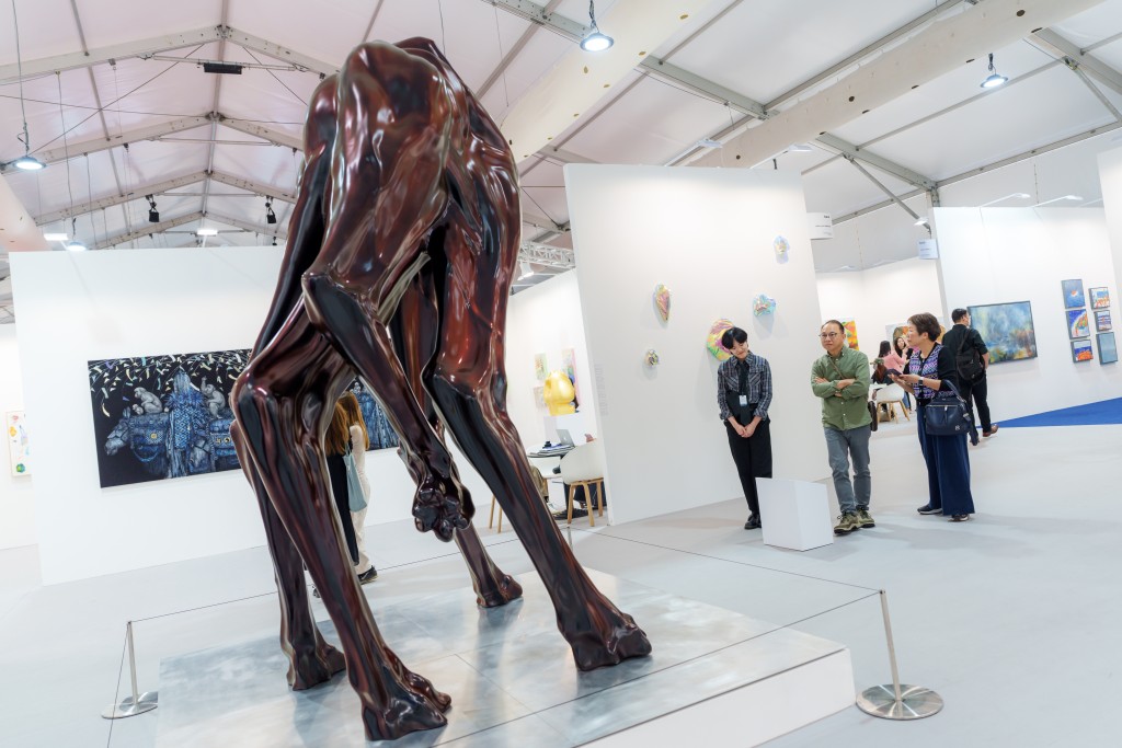 Art Central 汇集98家本地、亚洲以及全球各地的画廊，展示逾500位艺术家的作品、表演及影像艺术等。主办方提供