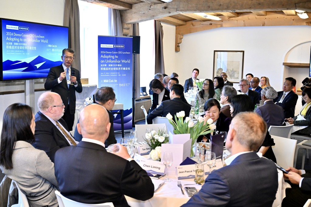 在出席世界經濟論壇年會期間，陳茂波在「達沃斯‧財新CEO午餐會」上致辭。陳茂波網誌圖片