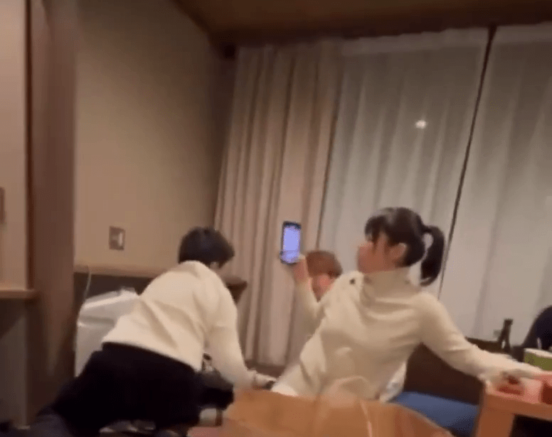 日本遇地震,台灣旅客捨身護電視成網上熱話。 @allenwu_11658 日本遇地震,台灣旅客捨身護電視成網上熱話。 @allenwu_11658