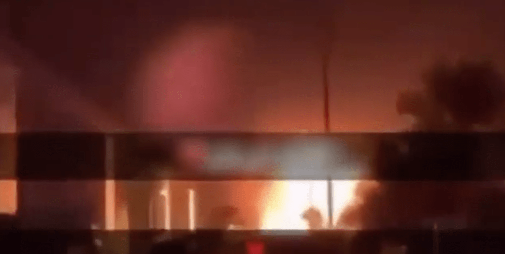 隨後畫面展示無人機安裝在火箭發射器上發射，並剪輯了近日高速擊中海灣國家酒店及民居的慘烈片段，向外界展示其遠程精準打擊能力。