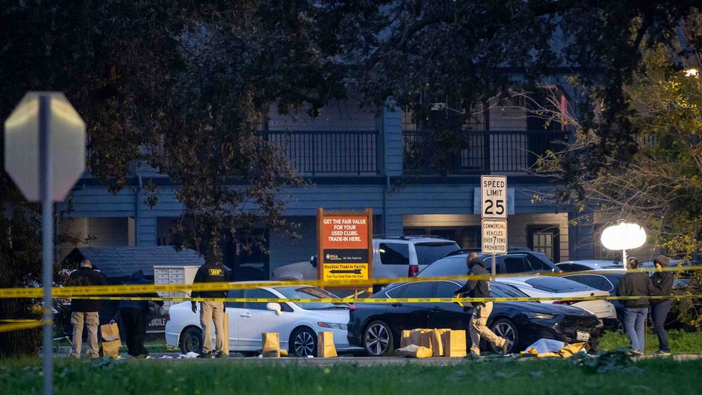 美国加州家庭聚会爆枪击酿4死10伤 枪手在逃。美联社