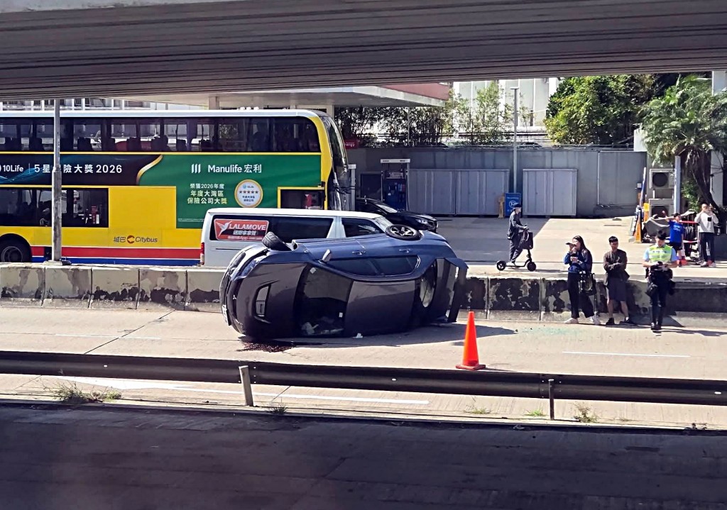 私家車撞壆後翻側。fb：車cam L（香港群組）