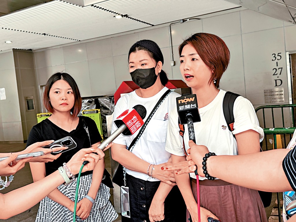 潘妍均（右）昨聯同數名家長以家長身份代表學生申請法援，擬控告孔教學院，冀藉此撤回停辦大成小學的決定。