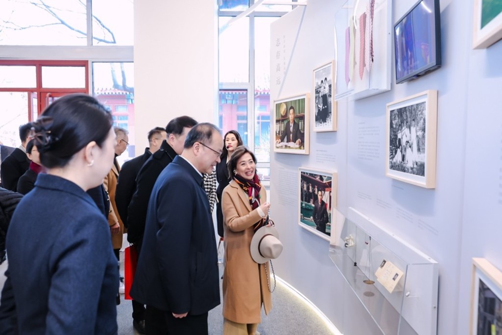 現場嘉賓於展品前駐足交流,共同回顧李兆基的人生歷程與卓越貢獻。 現場嘉賓於展品前駐足交流,共同回顧李兆基的人生歷程與卓越貢獻。