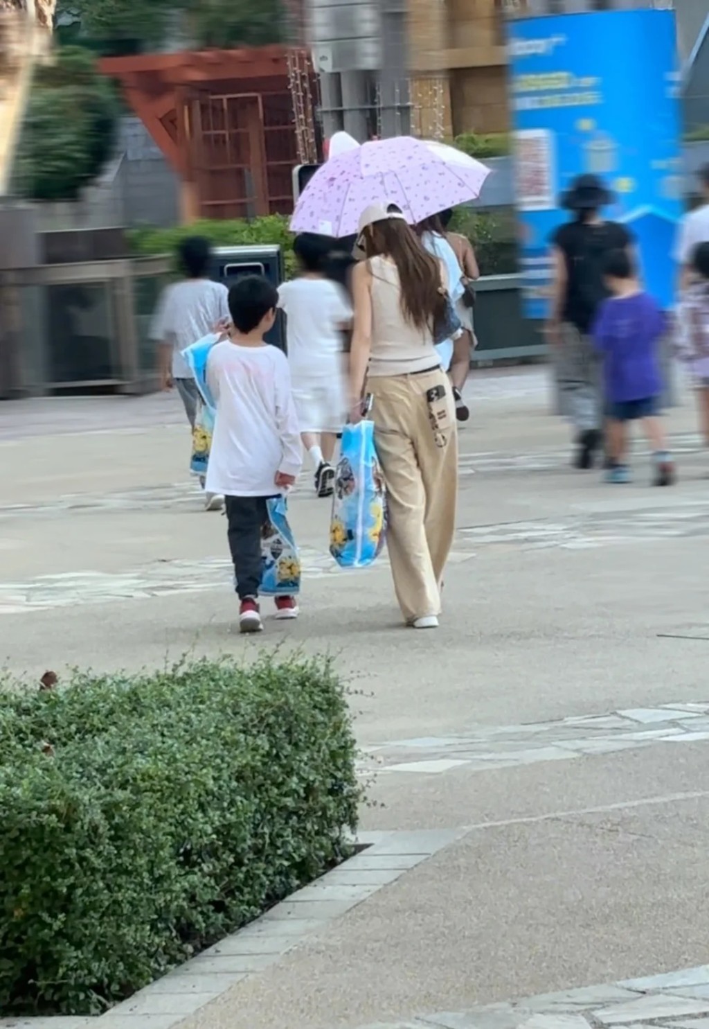 Angelababy買了不少紀念品。 Angelababy買了不少紀念品。