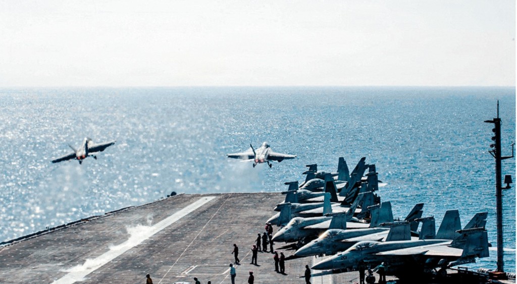 特朗普下令封锁伊朗港口。图为参与美伊战事的美军航空母舰“林肯号”。