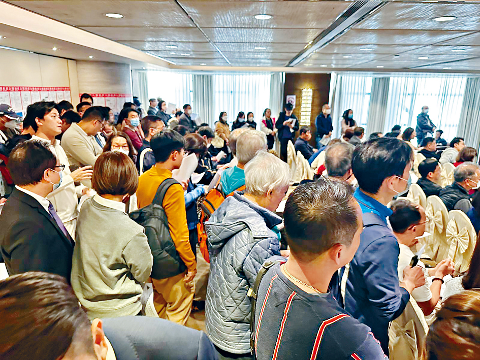 昨日舉行的拍賣會，多達140人到場參與，氣氛墟冚，為近年罕見。