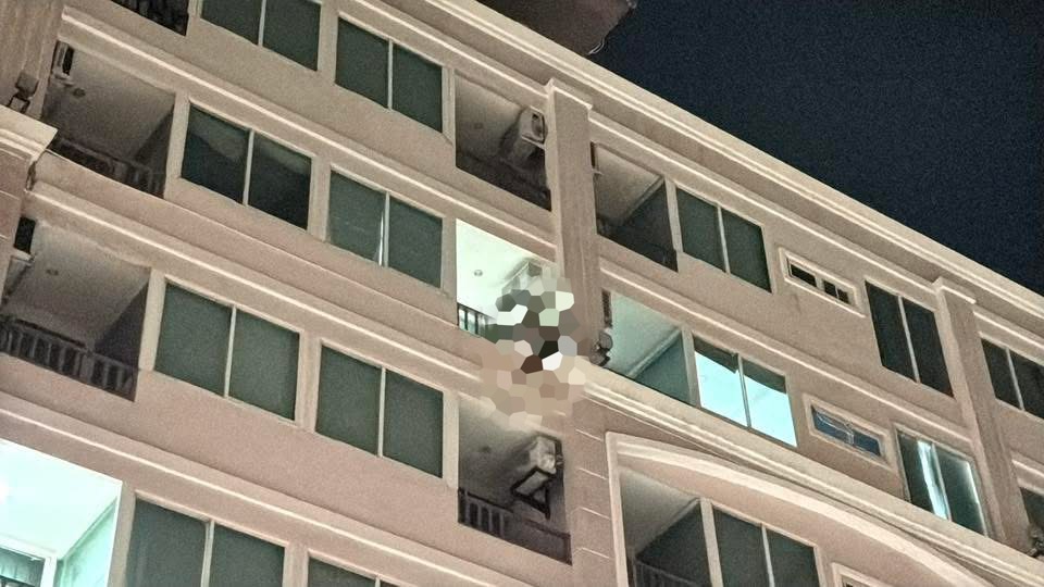 芭堤雅美國男子離奇半裸掛屍露台。 Facebook／สยามชล นิวส์