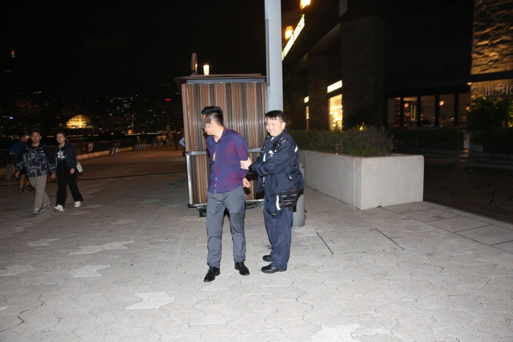 警员在现场拘捕一名男子。黎志伟摄