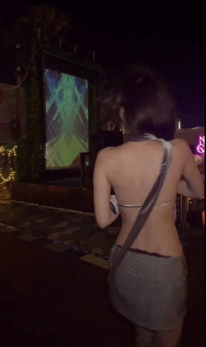 五索身穿性感露背裝，在夜店盡顯好身材。