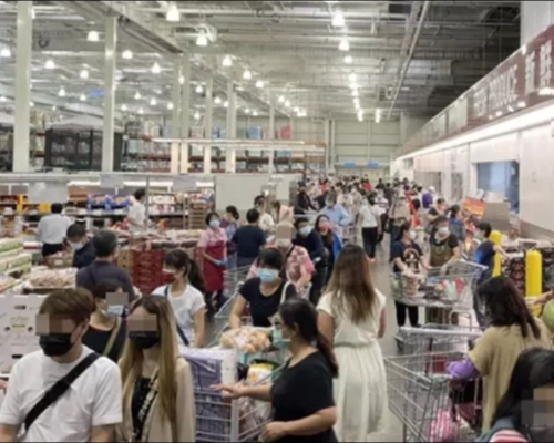 新北市多家超市下午起湧現人潮。網圖