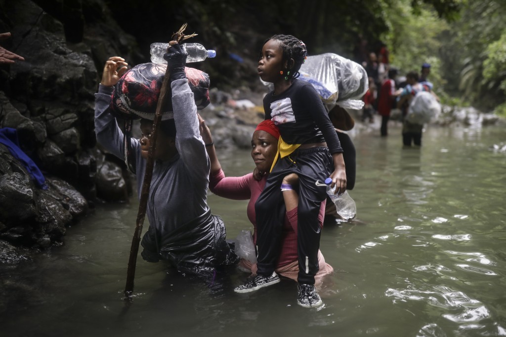 美聯社以非法移民從拉丁美洲長途跋涉到美國的報道獲得特寫攝影獎。