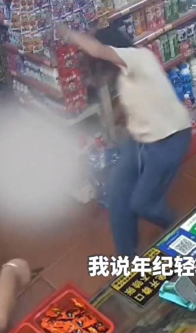 士多女老闆下意識用手捉著利剪再一腳將小偷踢飛,防止對方自殘。千里眼 士多女老闆下意識用手捉著利剪再一腳將小偷踢飛,防止對方自殘。千里眼
