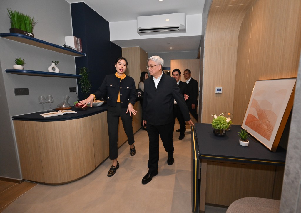 侯建國（右三）、祝衛東（右二）與陳茂波（右一）視察河套深港科技創新合作區香港園區人才公寓空間。