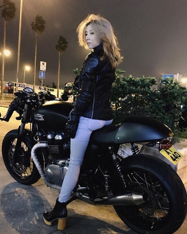譚嘉儀有電單車牌。