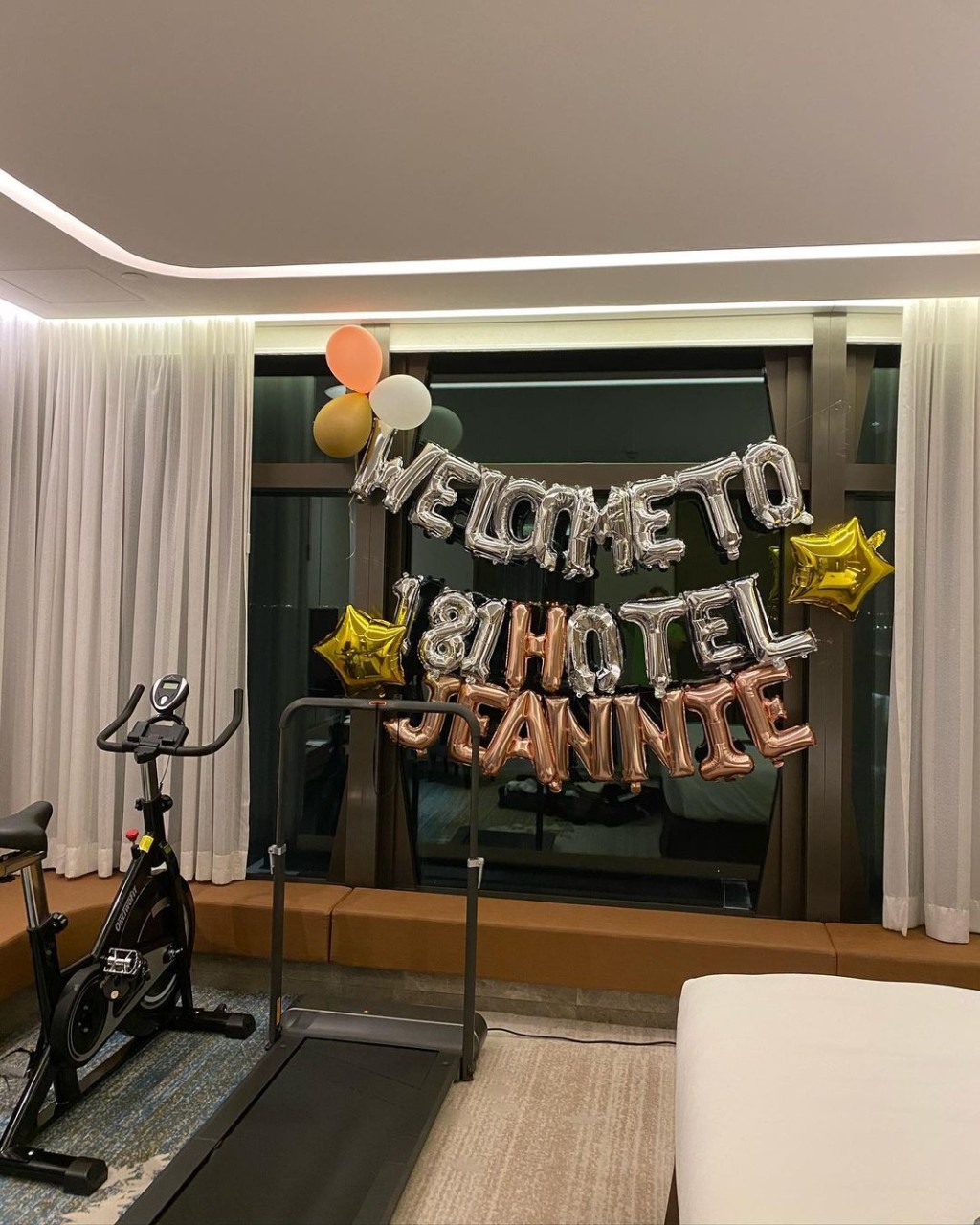 Jeannie房間內有健身器材。