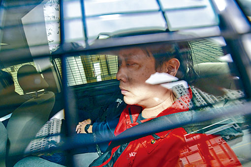 其中一名被告是電器技工何健忠。