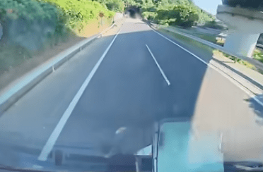 一辆行经八代交流道附近的货车，经历路面裂开惊险一幕。