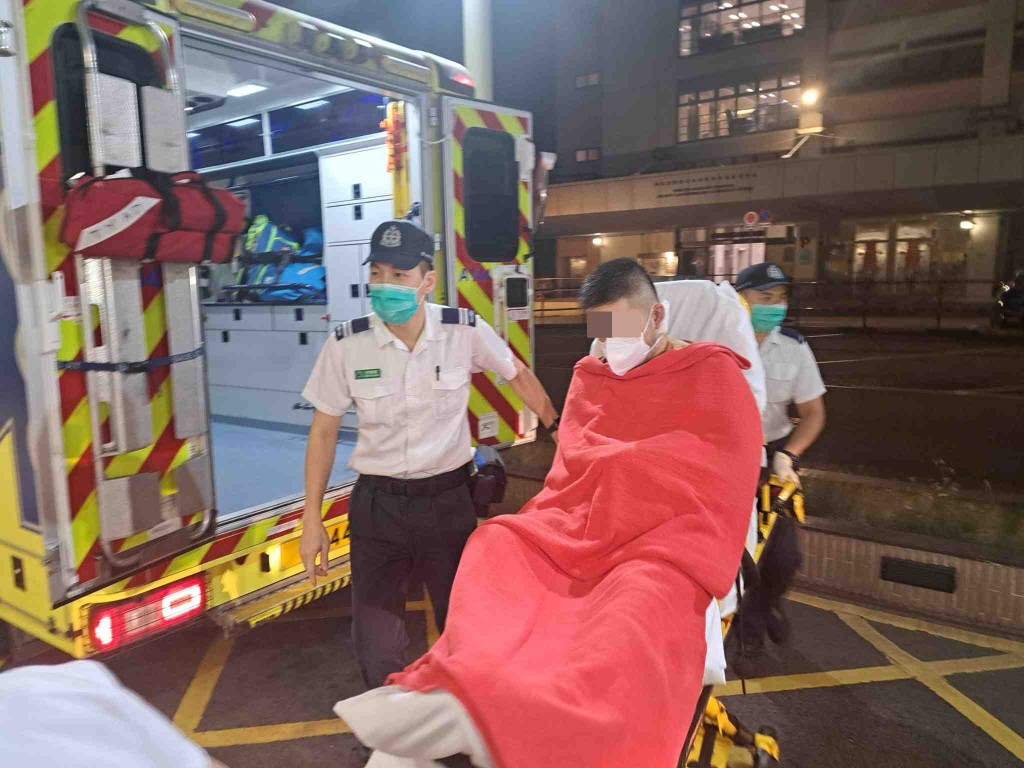 男途人左耳及手被割傷，由救護員送院治理。