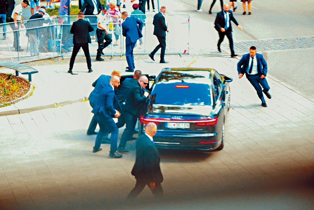 斯洛伐克总理菲佐中枪后，安全人员将他移进车内。