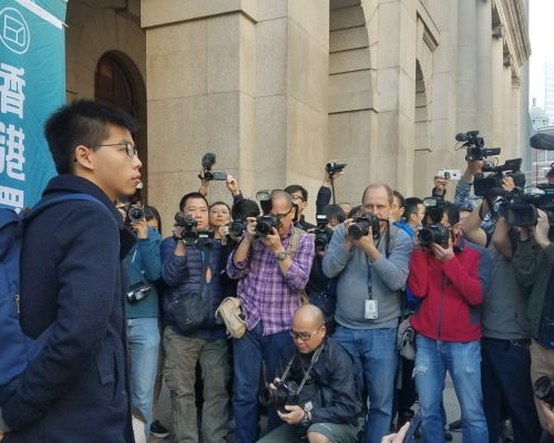 黃之鋒今早到庭。潘琪慧攝