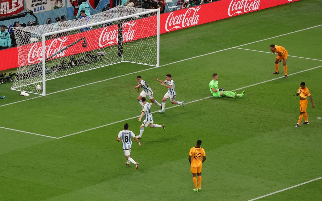 阿根廷後衞拿侯爾摩連拿三十五分鐘接應美斯的直綫妙傳，禁區中路快射入網助阿根廷半場領先1:0。REUTERS