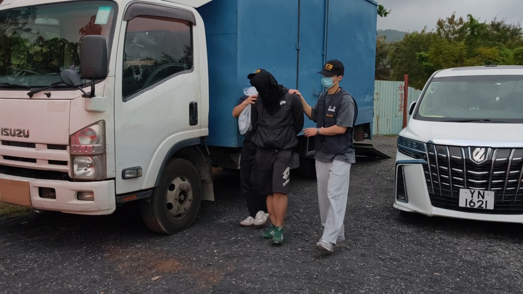 海關拘捕一名37歲男貨車司機。 海關拘捕一名37歲男貨車司機。