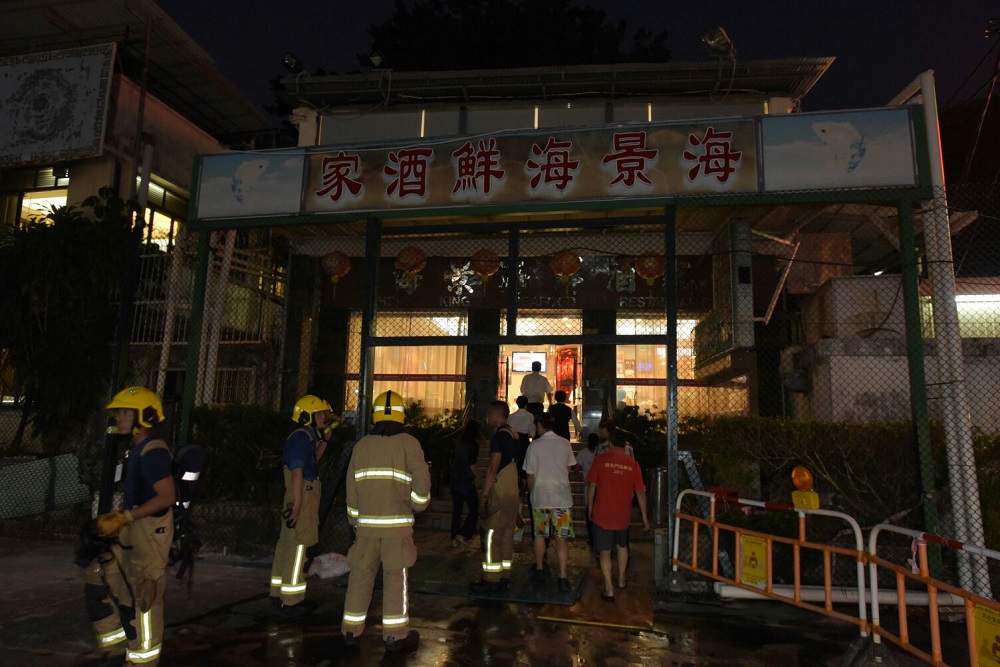 消防初步相信是廚房後巷的油煙槽搶火所致。黃文威攝