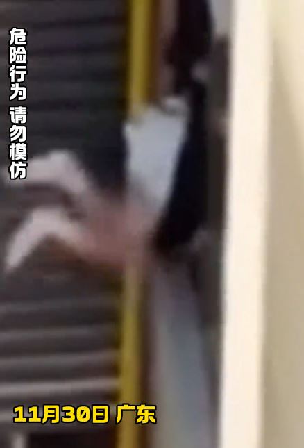 網民猜測爬窗逃走的女子，是為躲避捉姦，但逃走過程中險象橫生。抖音