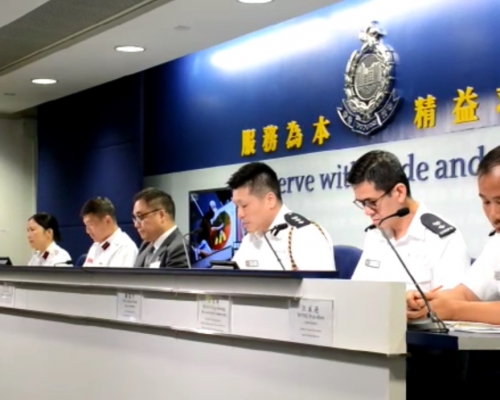 警方指,在場採訪的記者,甚至零距離採訪、包圍警員疑犯。